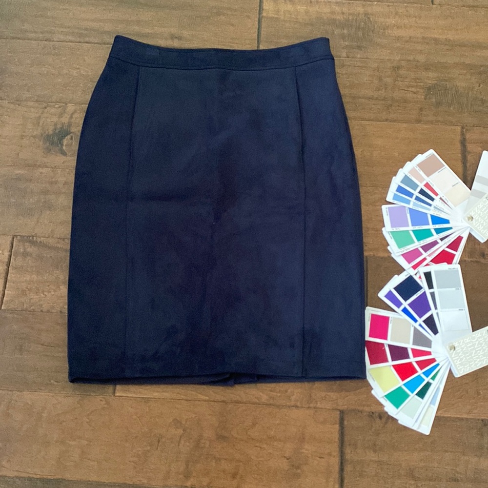 SUMMERS & WINTERS - LOFT Faux Suede Pencil Skirt. EUC. Size 8.